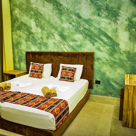 Te Bujtina Hotel- Cozy Stay With Traditional Breakfast Near Beach Golem  Buitenkant foto