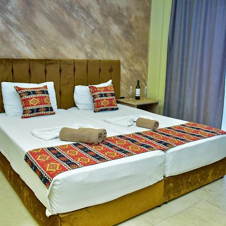 Te Bujtina Hotel- Cozy Stay With Traditional Breakfast Near Beach Golem  Buitenkant foto