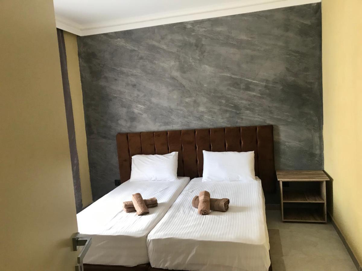 Te Bujtina Hotel- Cozy Stay With Traditional Breakfast Near Beach Golem  Buitenkant foto