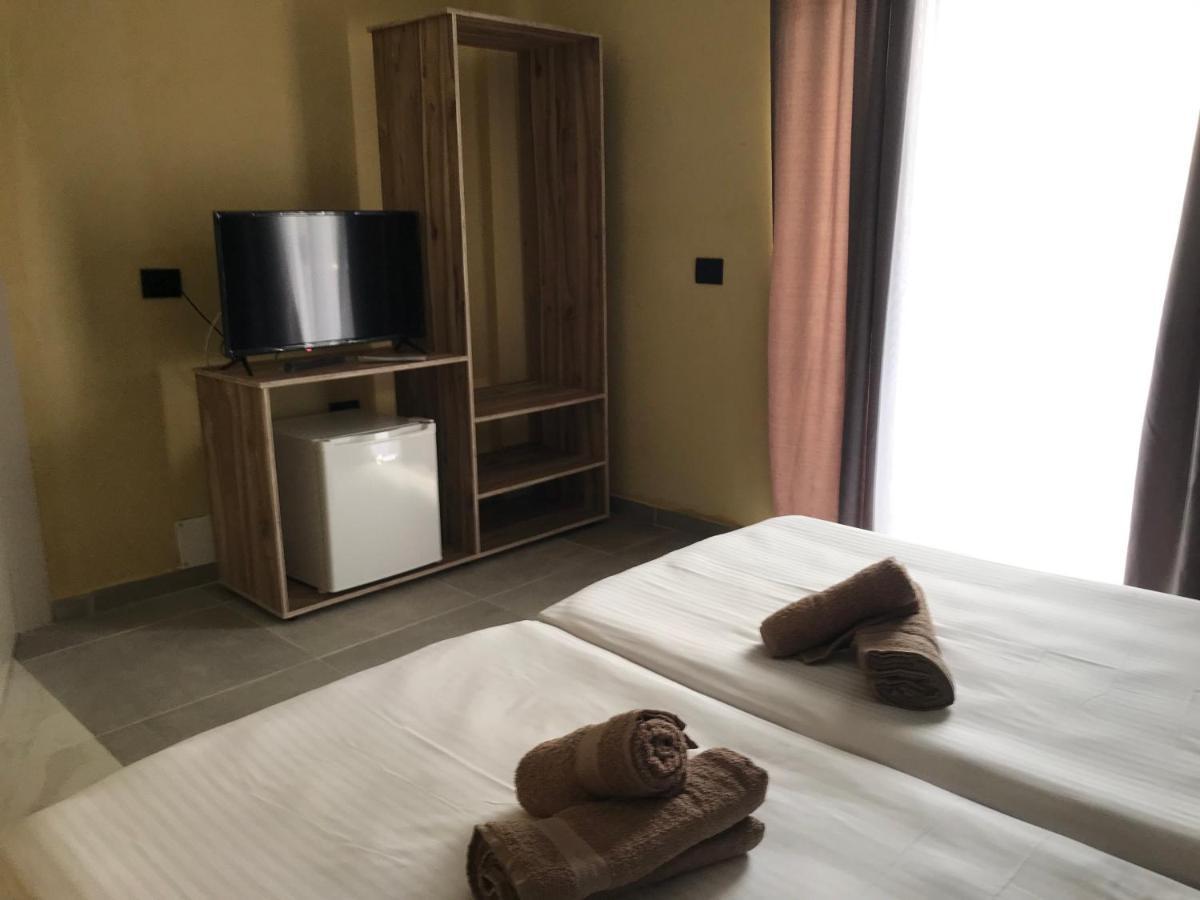 Te Bujtina Hotel- Cozy Stay With Traditional Breakfast Near Beach Golem  Buitenkant foto