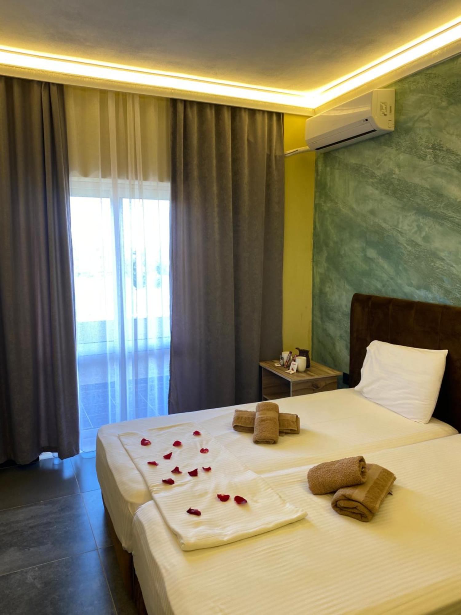Te Bujtina Hotel- Cozy Stay With Traditional Breakfast Near Beach Golem  Buitenkant foto