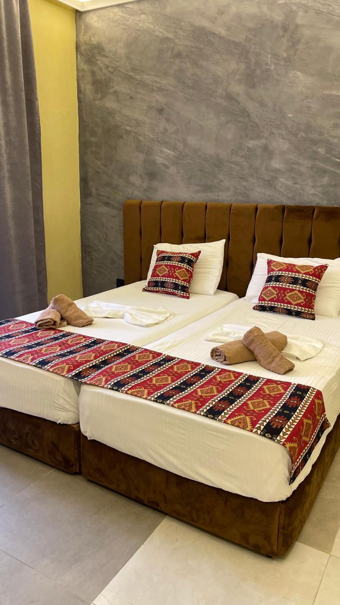 Te Bujtina Hotel- Cozy Stay With Traditional Breakfast Near Beach Golem  Buitenkant foto