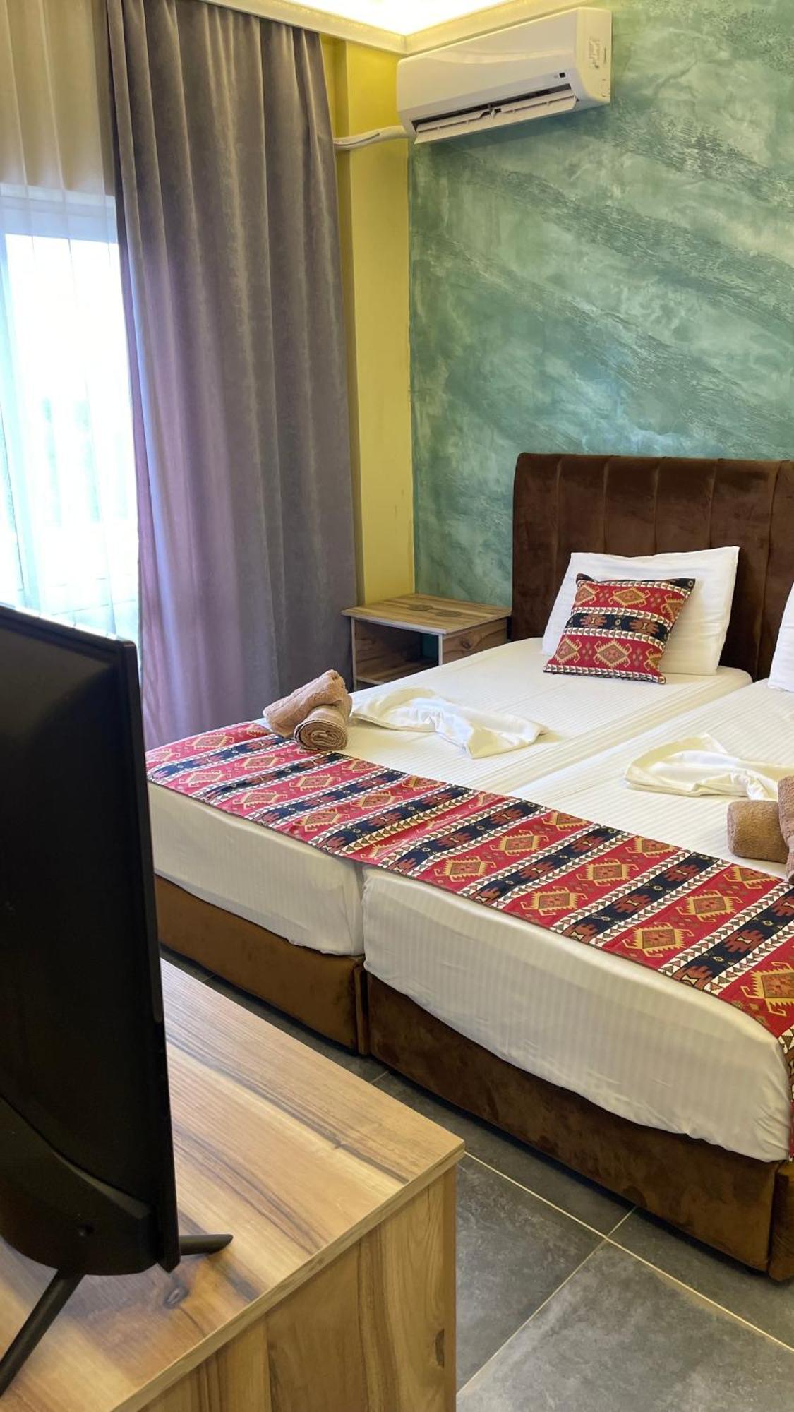 Te Bujtina Hotel- Cozy Stay With Traditional Breakfast Near Beach Golem  Buitenkant foto