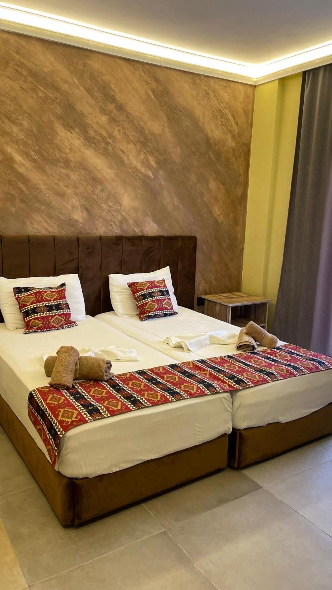 Te Bujtina Hotel- Cozy Stay With Traditional Breakfast Near Beach Golem  Buitenkant foto