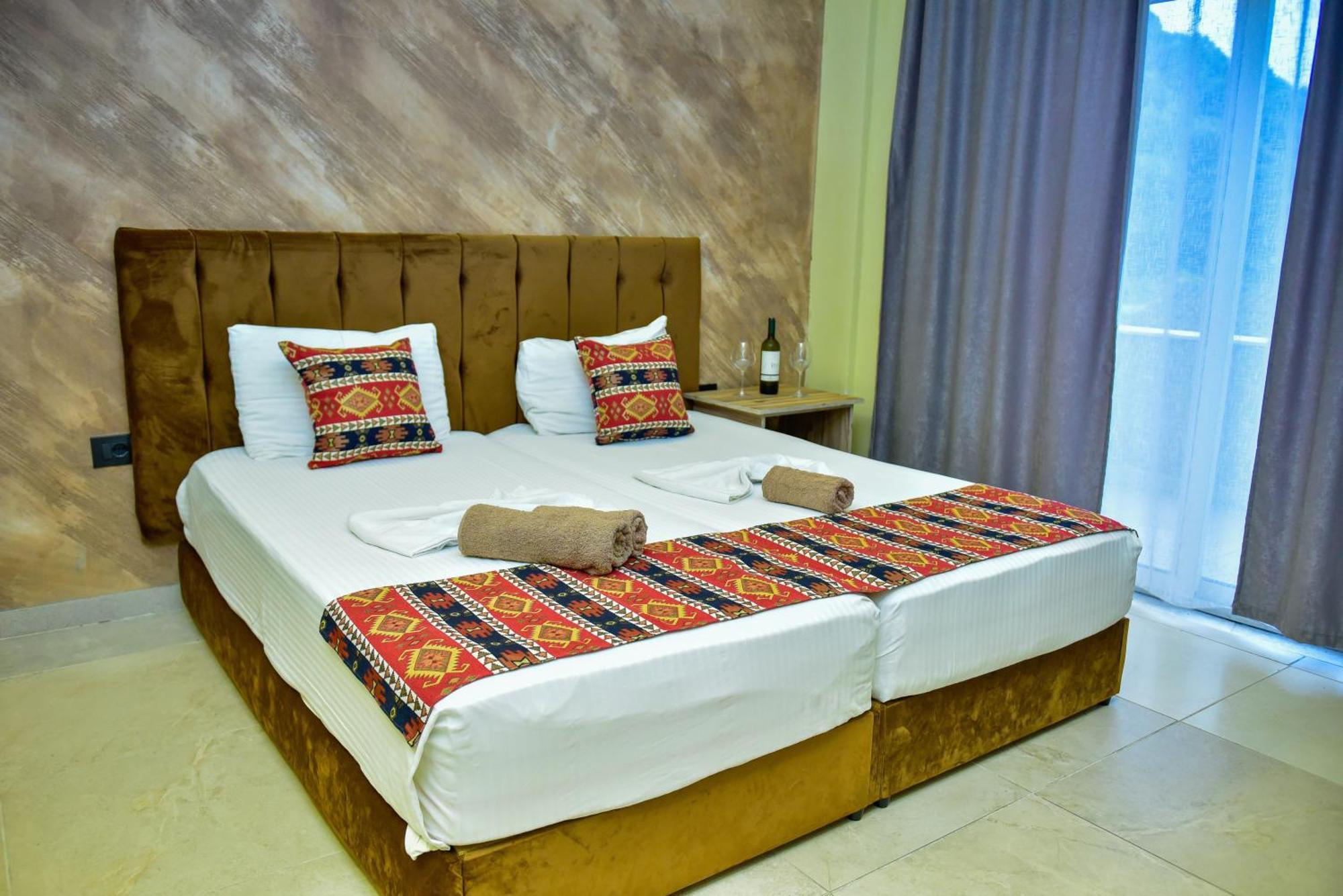 Te Bujtina Hotel- Cozy Stay With Traditional Breakfast Near Beach Golem  Buitenkant foto