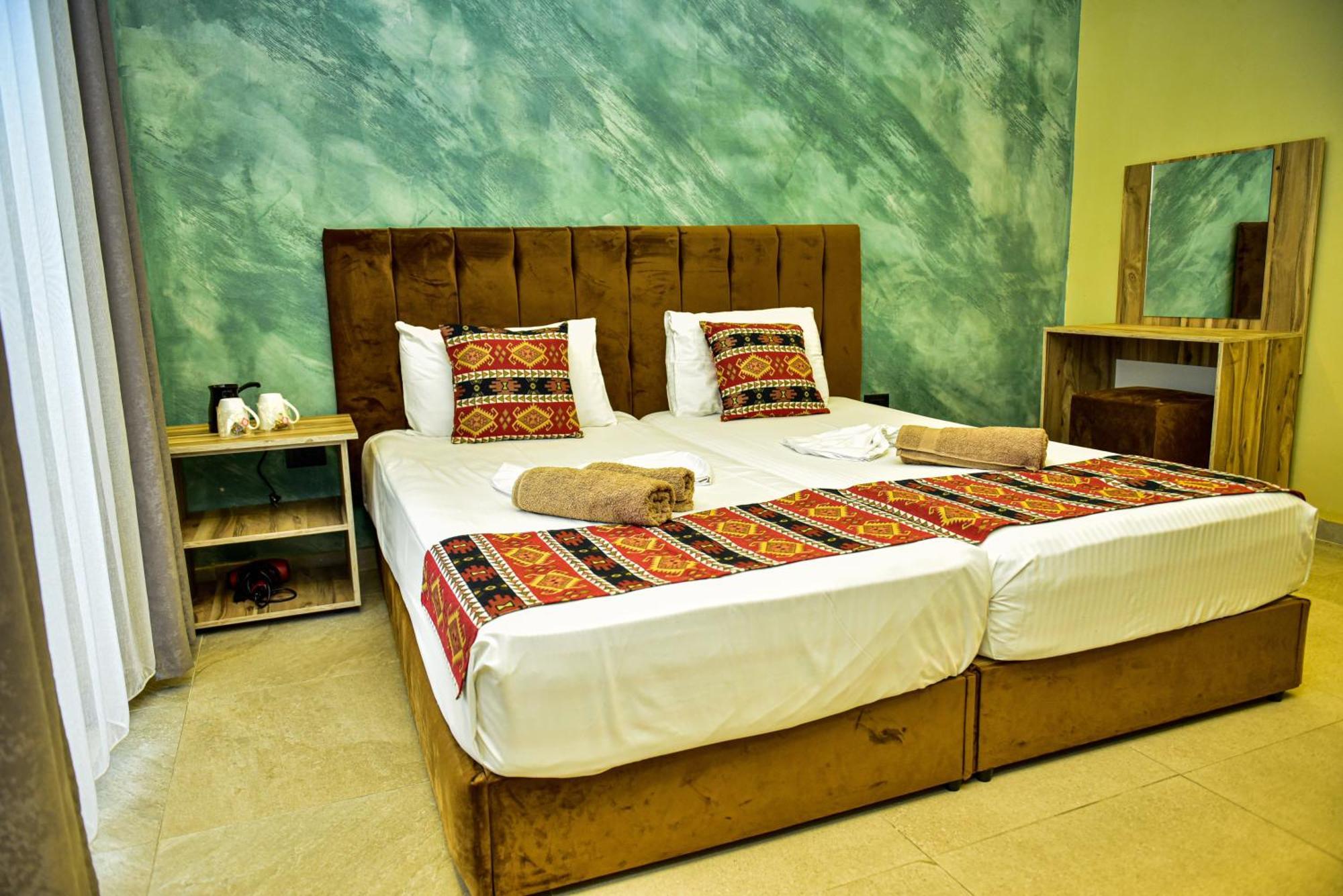 Te Bujtina Hotel- Cozy Stay With Traditional Breakfast Near Beach Golem  Buitenkant foto
