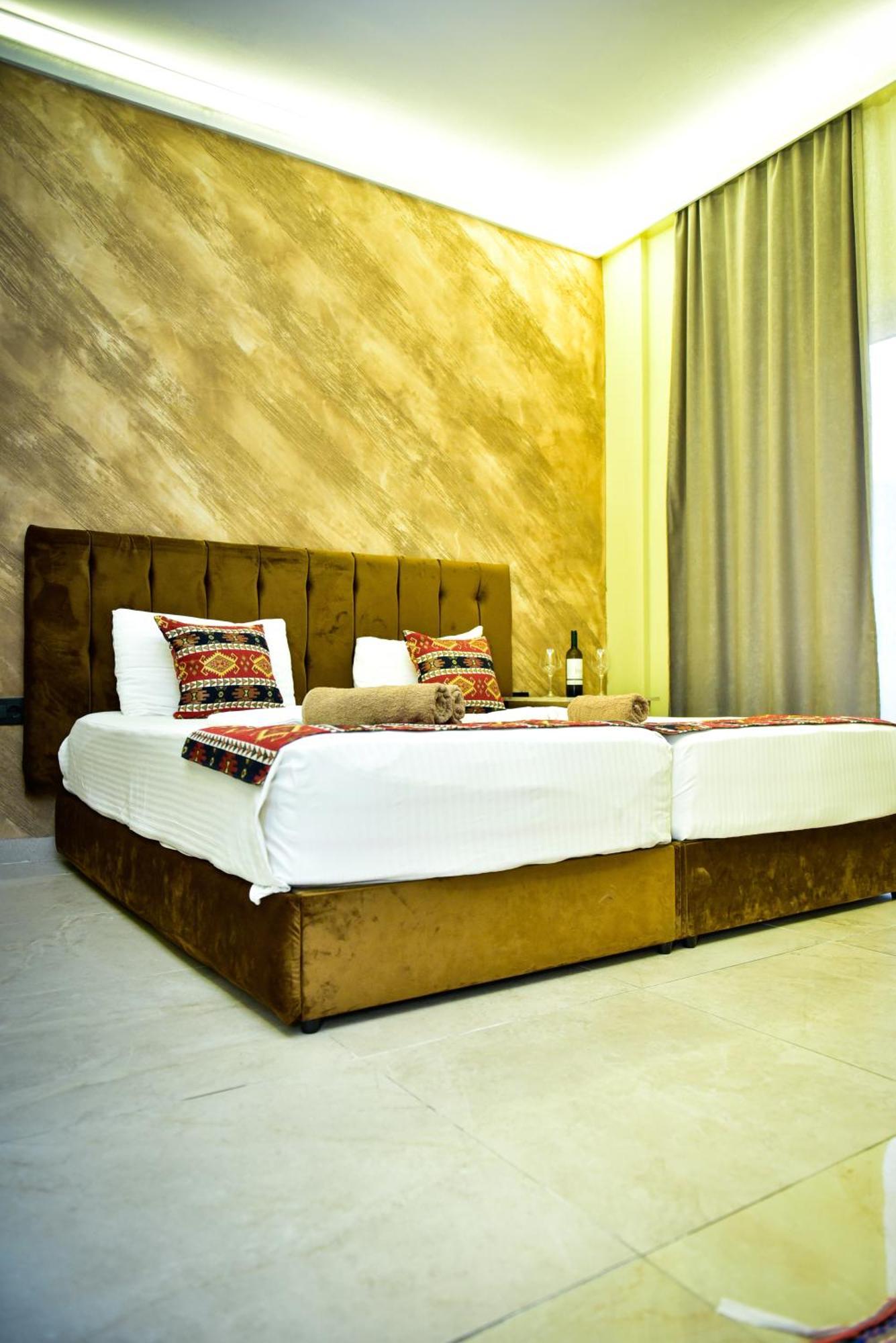 Te Bujtina Hotel- Cozy Stay With Traditional Breakfast Near Beach Golem  Buitenkant foto