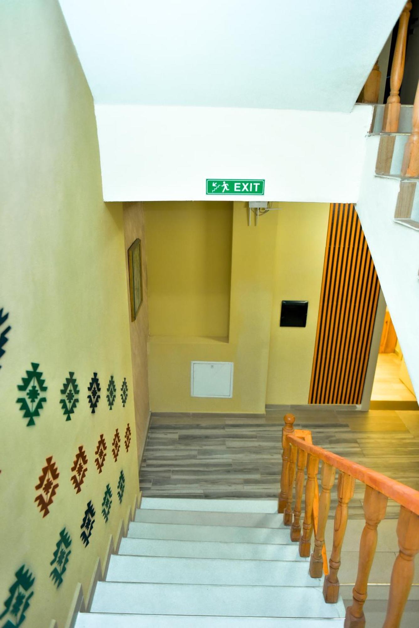 Te Bujtina Hotel- Cozy Stay With Traditional Breakfast Near Beach Golem  Buitenkant foto
