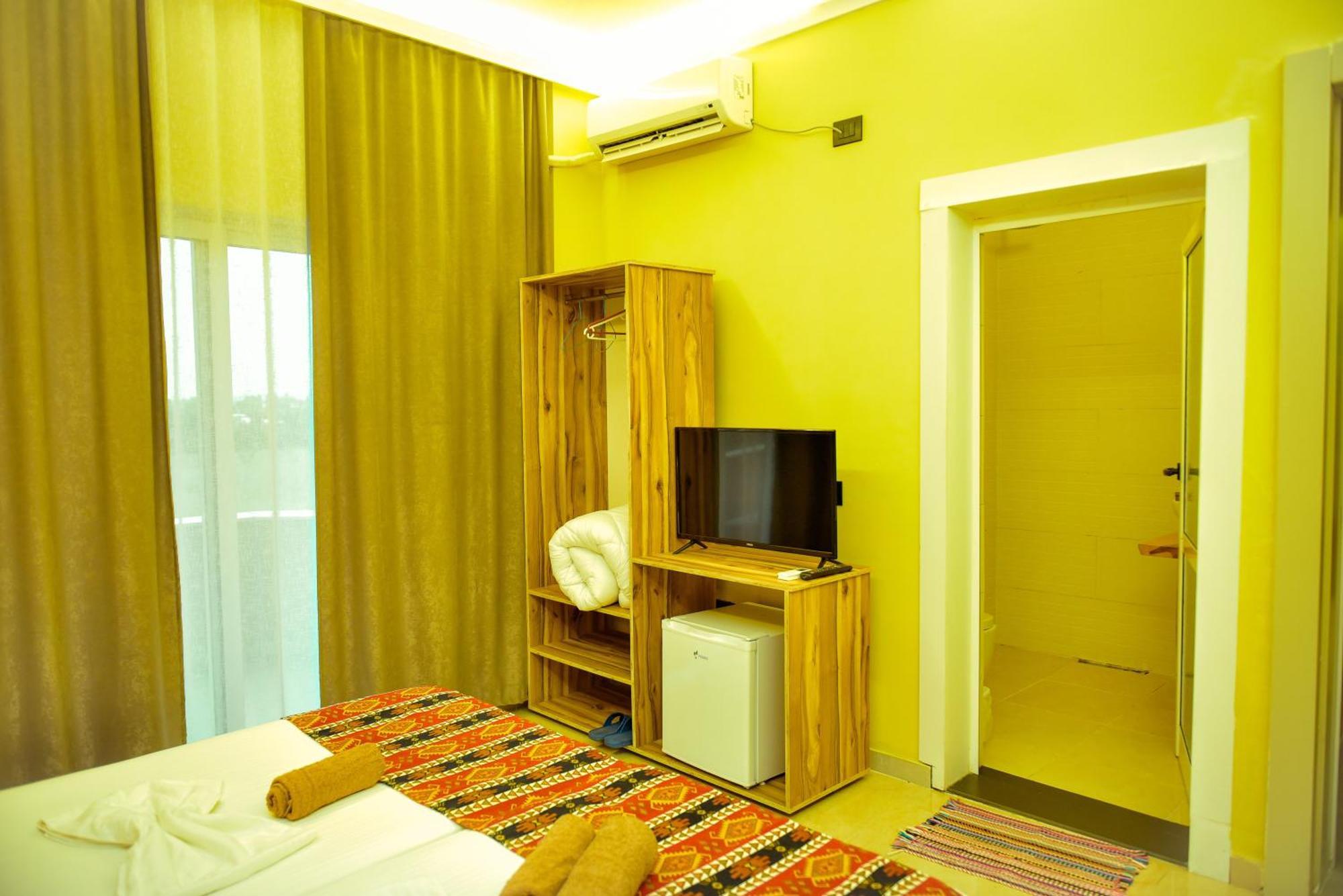 Te Bujtina Hotel- Cozy Stay With Traditional Breakfast Near Beach Golem  Buitenkant foto