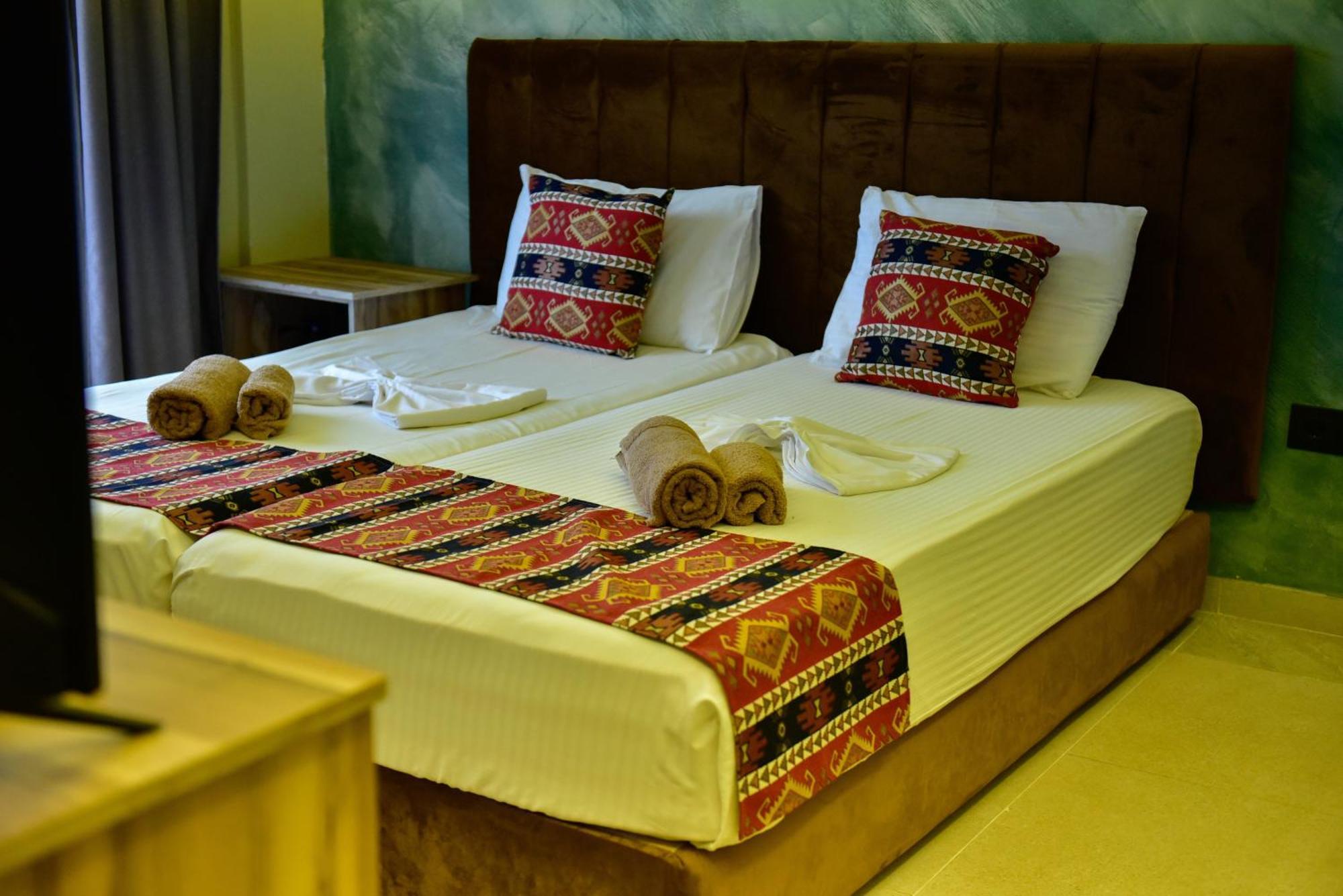 Te Bujtina Hotel- Cozy Stay With Traditional Breakfast Near Beach Golem  Buitenkant foto