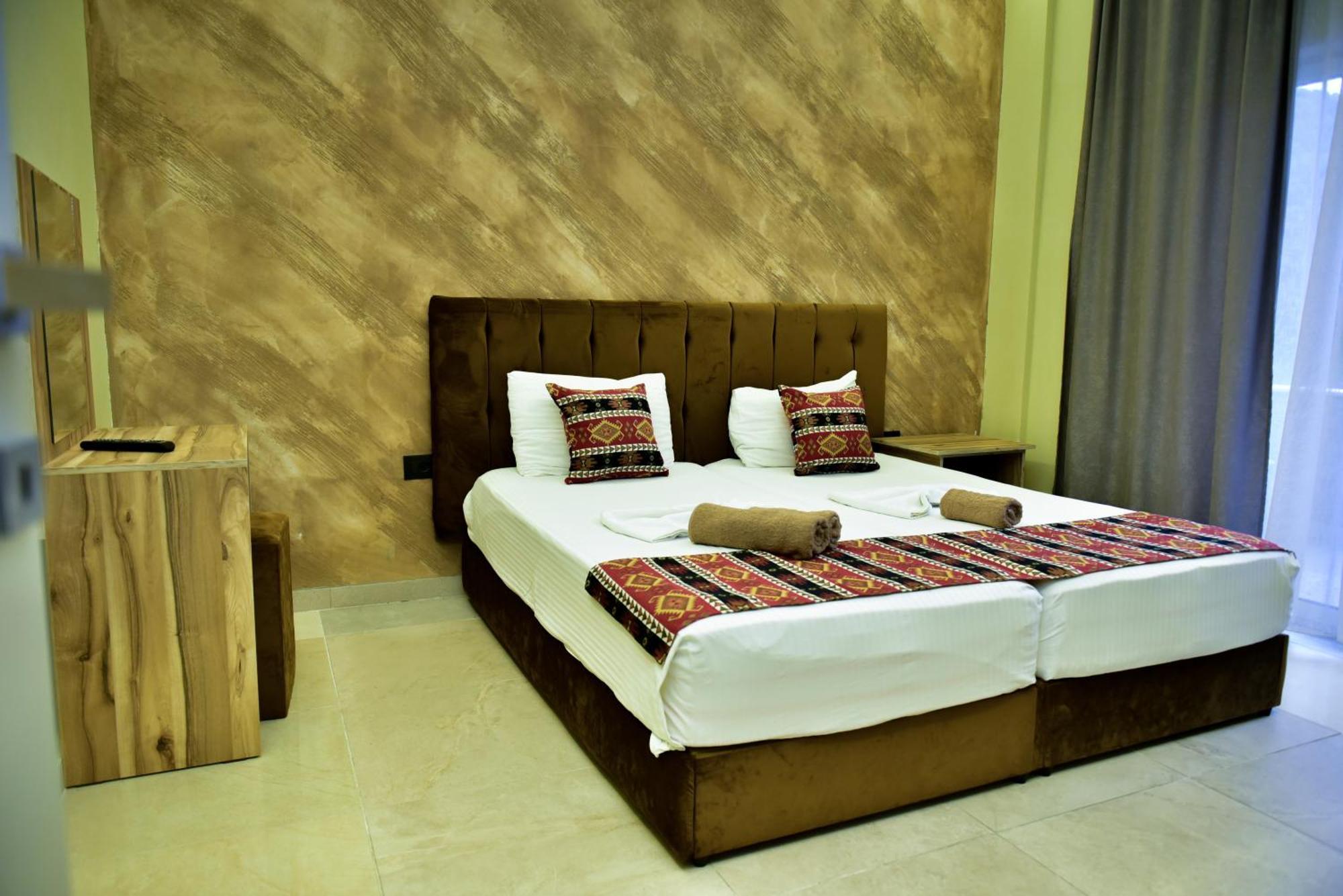 Te Bujtina Hotel- Cozy Stay With Traditional Breakfast Near Beach Golem  Buitenkant foto
