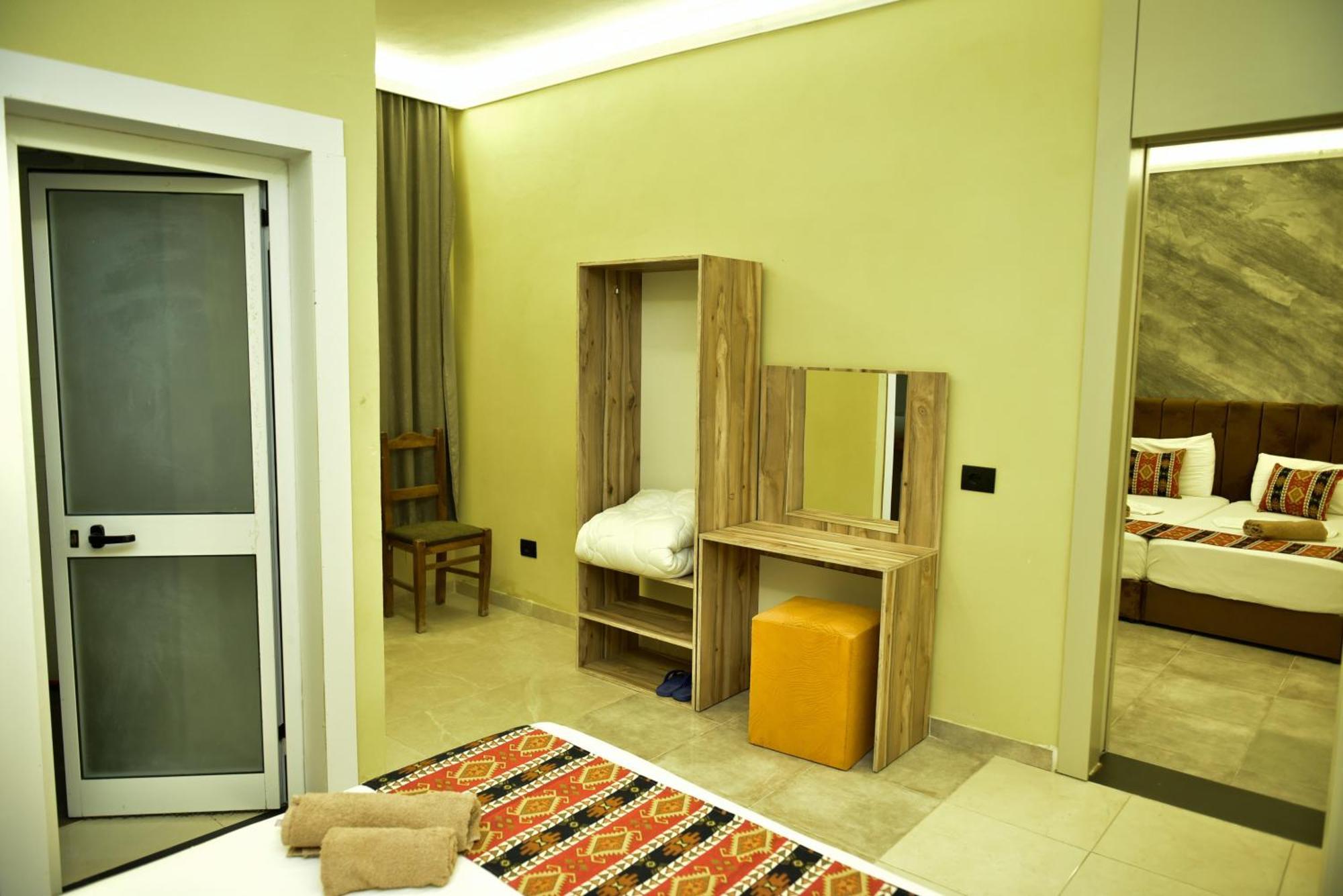 Te Bujtina Hotel- Cozy Stay With Traditional Breakfast Near Beach Golem  Buitenkant foto